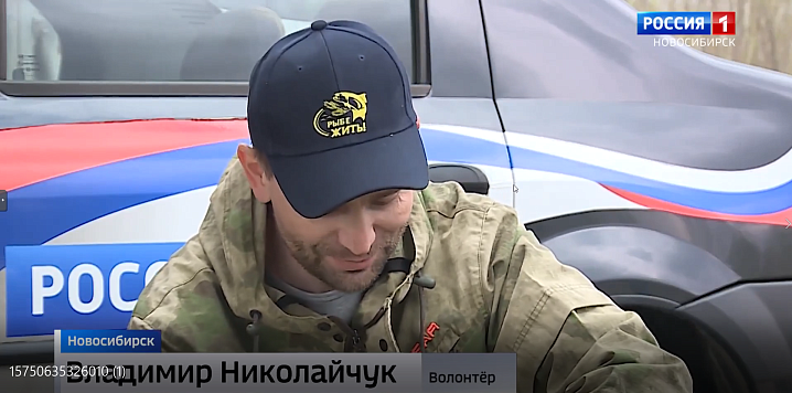 Добровольцы собрали специальные гирлянды из еловых веток, чтобы помочь рыбе сохранить икру во время нереста и поддержать популяцию